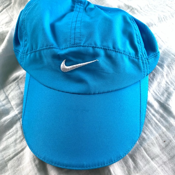 Nike Accessories - Nike Featherlight Dri-fit hat